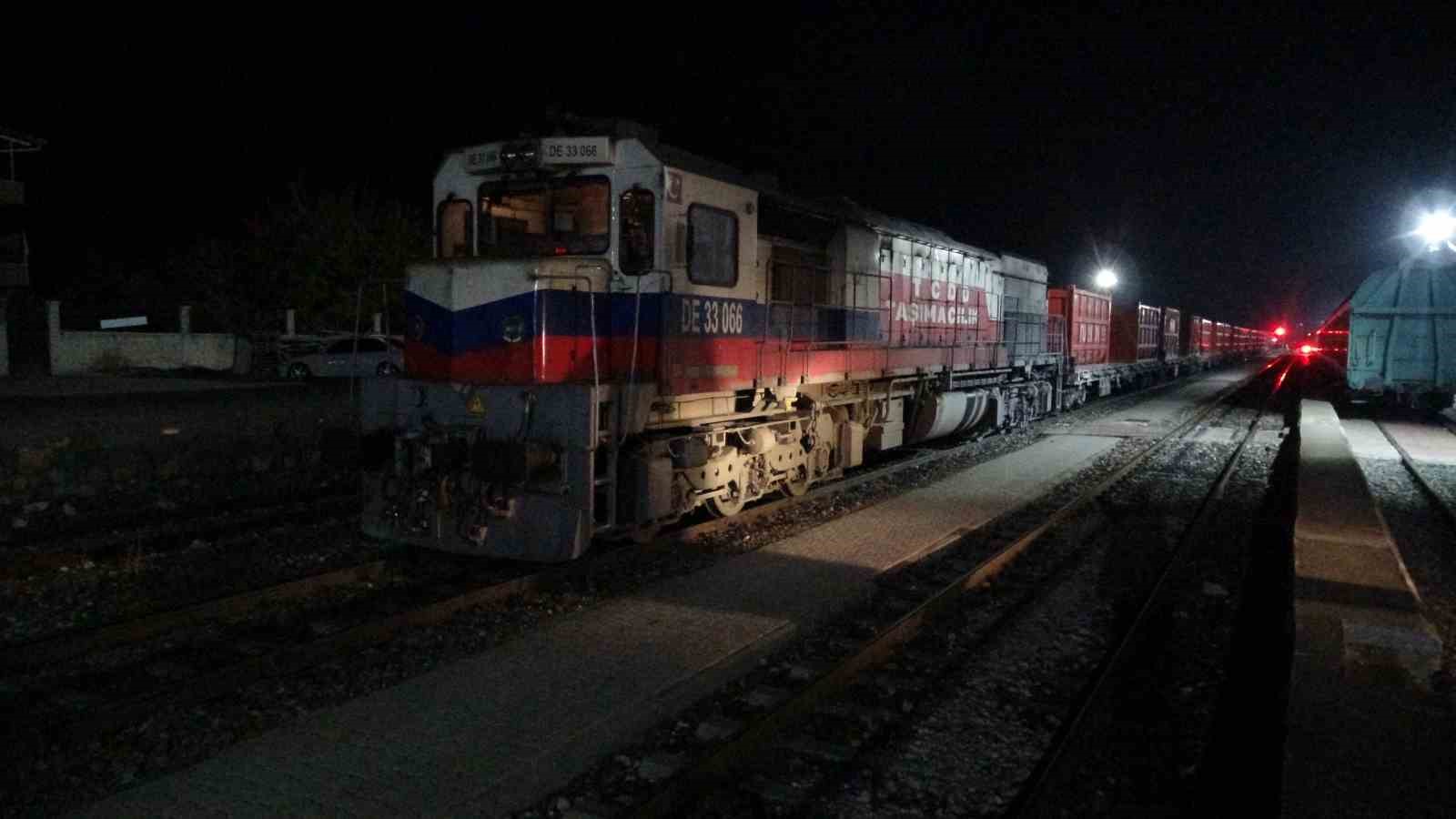 Malatya’da yük treni hemzemin geçitte otomobile çarptı: 5 yaralı 6 malatyada yuk treni hemzemin gecitte otomobile carpti 5 yarali 2 RGMFHnFn