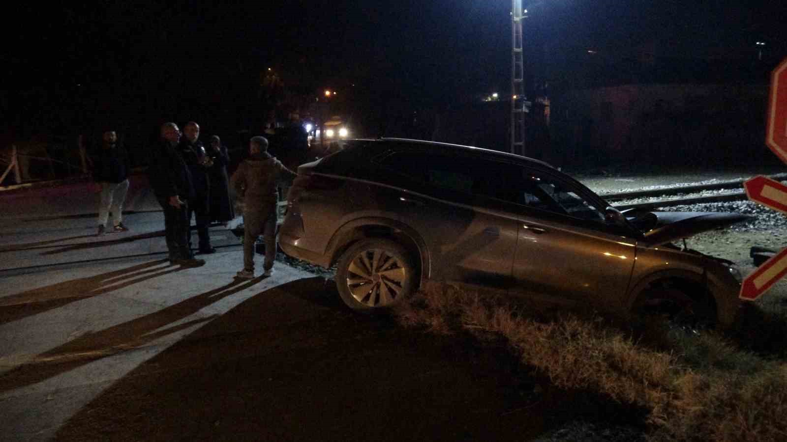 Malatya’da yük treni hemzemin geçitte otomobile çarptı: 5 yaralı 7 malatyada yuk treni hemzemin gecitte otomobile carpti 5 yarali 3 bawgH7cA