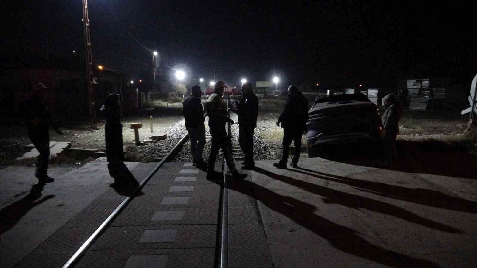 Malatya’da yük treni hemzemin geçitte otomobile çarptı: 5 yaralı 8 malatyada yuk treni hemzemin gecitte otomobile carpti 5 yarali 4