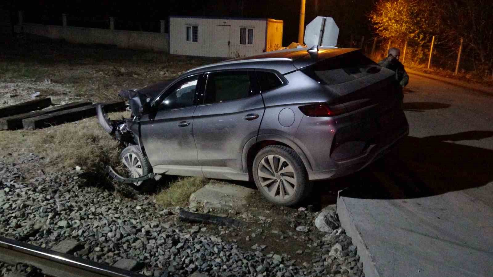 Malatya’da yük treni hemzemin geçitte otomobile çarptı: 5 yaralı 9 malatyada yuk treni hemzemin gecitte otomobile carpti 5 yarali 5 7KJCjXn7