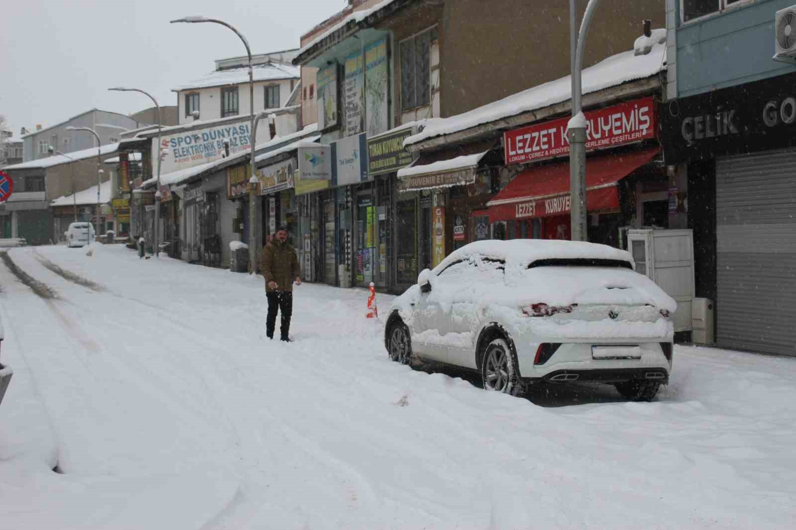 malazgirtte bahar beklenirken kar yagdi araclar kara gomuldu 1 cbe5qXhL