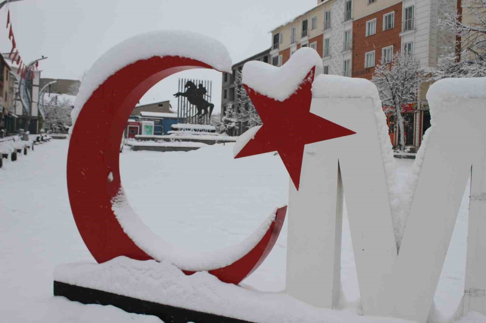 malazgirtte bahar beklenirken kar yagdi araclar kara gomuldu 2