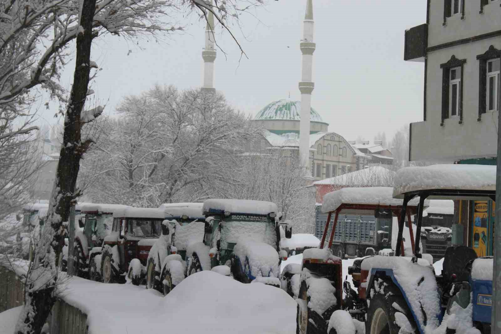 malazgirtte bahar beklenirken kar yagdi araclar kara gomuldu 3 dbBWys87