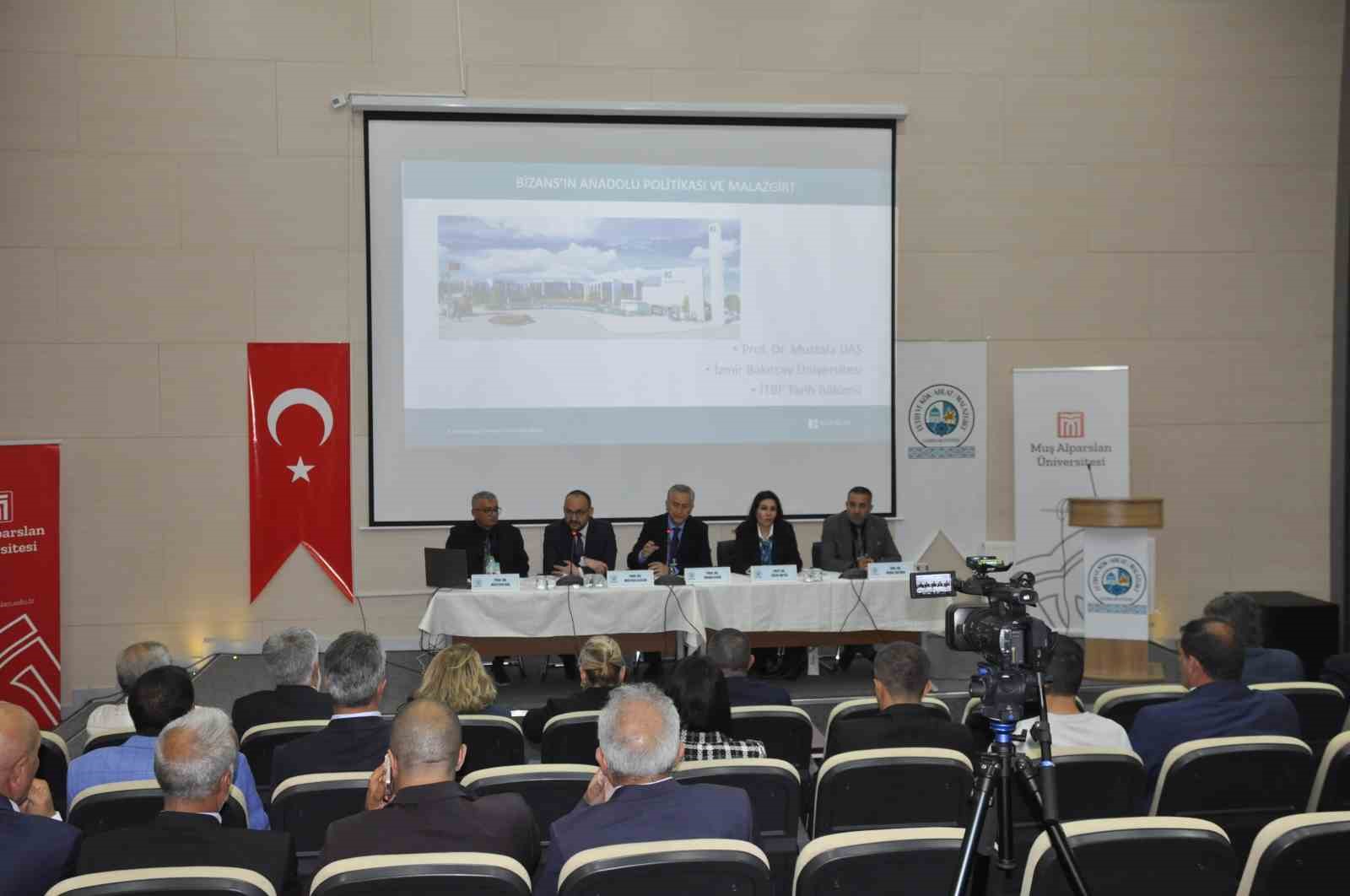 Malazgirt’te "Kapı, Fetih ve Kök: Hafıza Mekanları" sempozyumu düzenlendi 5 malazgirtte kapi fetih ve kok hafiza mekanlari sempozyumu duzenlendi 1 re5sqklh