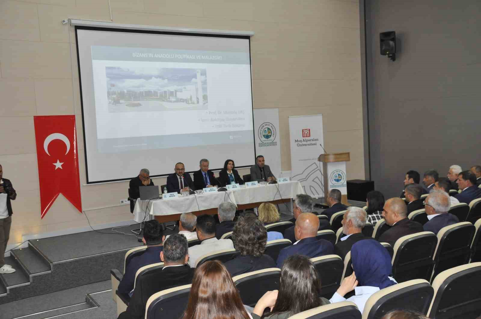 Malazgirt’te "Kapı, Fetih ve Kök: Hafıza Mekanları" sempozyumu düzenlendi 6 malazgirtte kapi fetih ve kok hafiza mekanlari sempozyumu duzenlendi 2 kf23q2I5