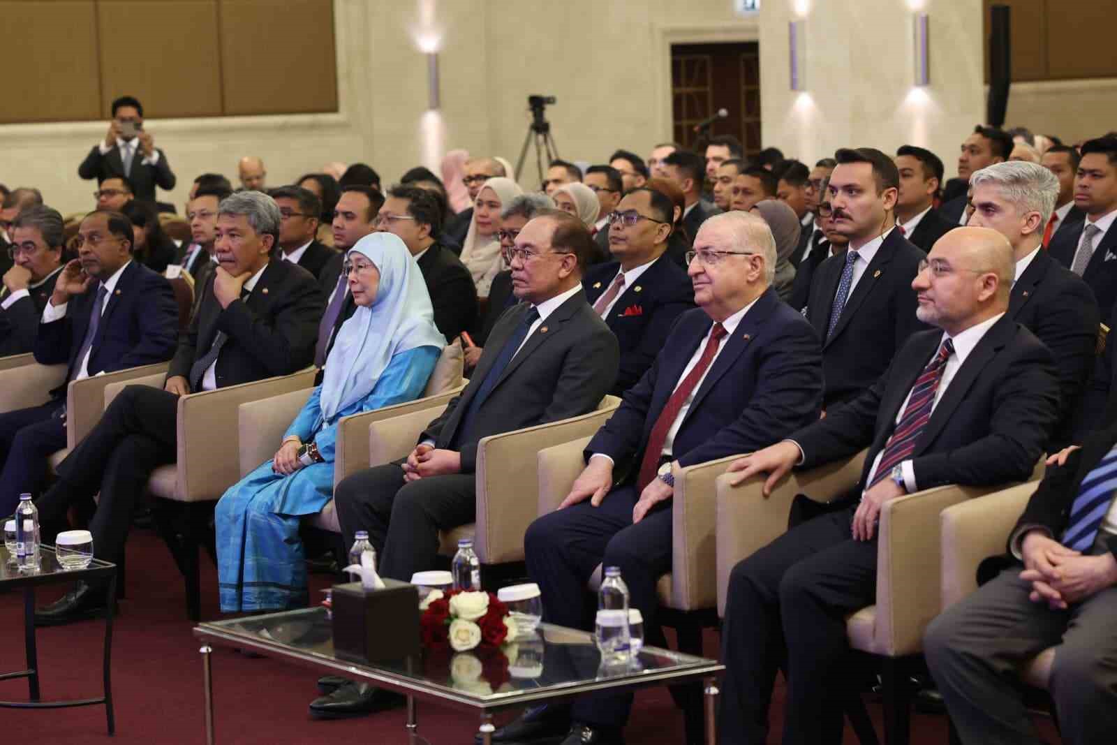 Malezya Başbakanı İbrahim: "Ülkeler arasında görüş ayrılıkları olacaktır ama iletişimin sona ermesi anlamına gelmemelidir" 5 malezya basbakani ibrahim ulkeler arasinda gorus ayriliklari olacaktir ama iletisimin sona ermesi anlamina gelmemelidir wFrz83ve
