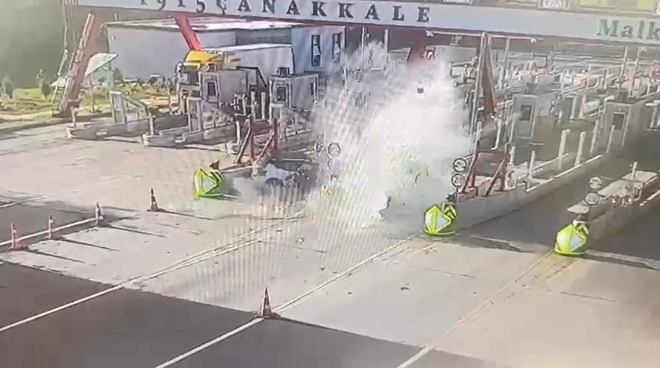 Malkara’da Çanakkale otoyolu gişelerinde otomobil bariyere çarptı: 1 ölü, 1 yaralı 5 malkarada canakkale otoyolu giselerinde otomobil bariyere carpti 1 olu 1 yarali 1 KWPhObBW
