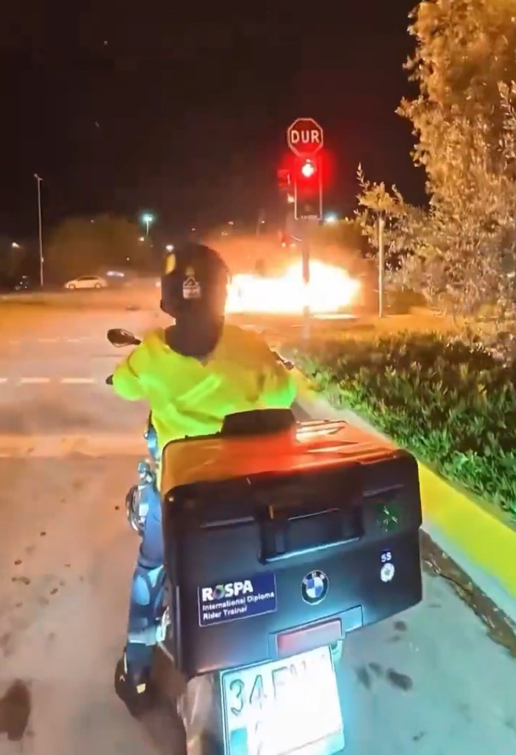 maltepe sahilinde kazada otomobil alev topuna dondu 2si agir 4 yarali 0 Oi9cQvJy