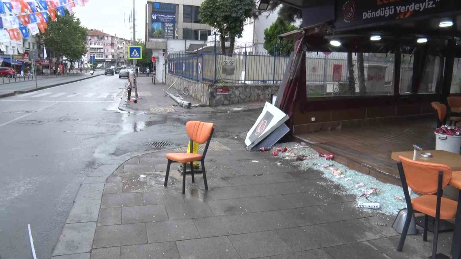 Maltepe’de alkollü sürücü dükkana daldı 4 maltepede alkollu surucu dukkana daldi 0 1ViDWAcm