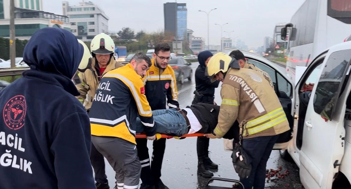 maltepede hafif ticari arac servis minibusune arkadan carpti 1 yarali 0 lSh6ghQl
