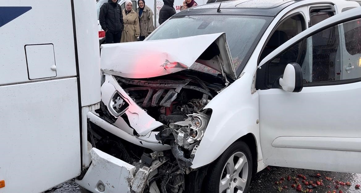 maltepede hafif ticari arac servis minibusune arkadan carpti 1 yarali 1 3khM9WPL