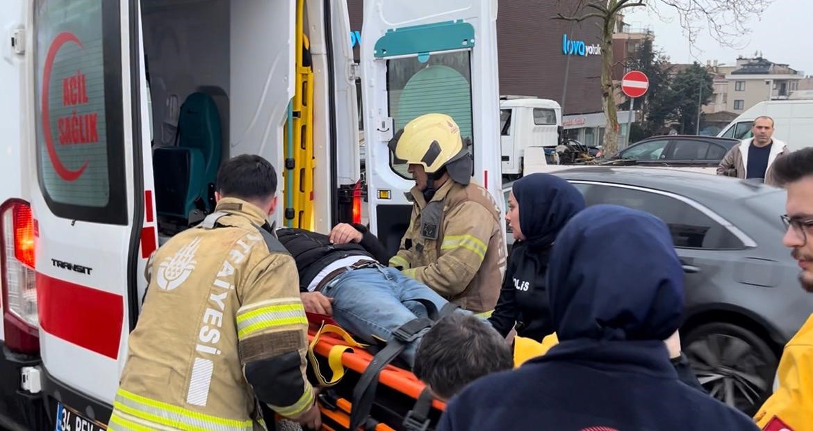 maltepede hafif ticari arac servis minibusune arkadan carpti 1 yarali 2