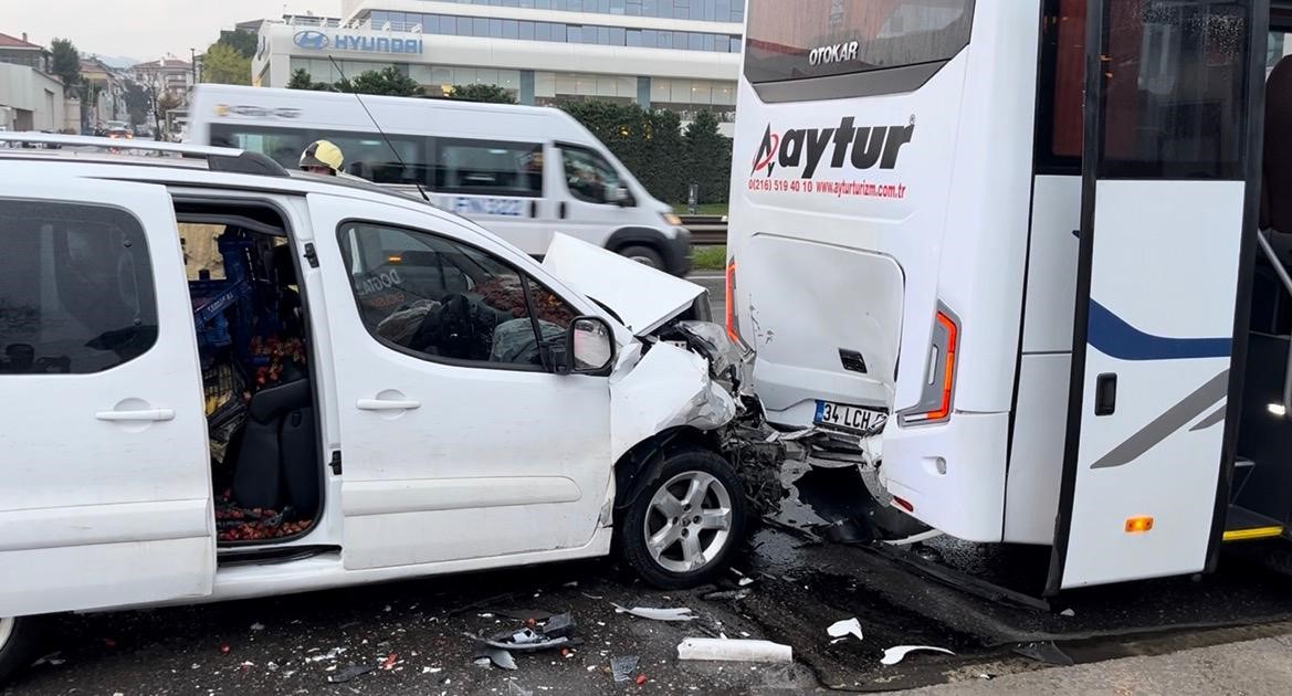 maltepede hafif ticari arac servis minibusune arkadan carpti 1 yarali 3 8UpRSUyN
