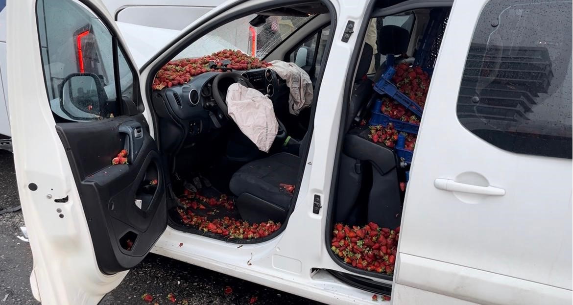 maltepede hafif ticari arac servis minibusune arkadan carpti 1 yarali 4 VV8yshW2