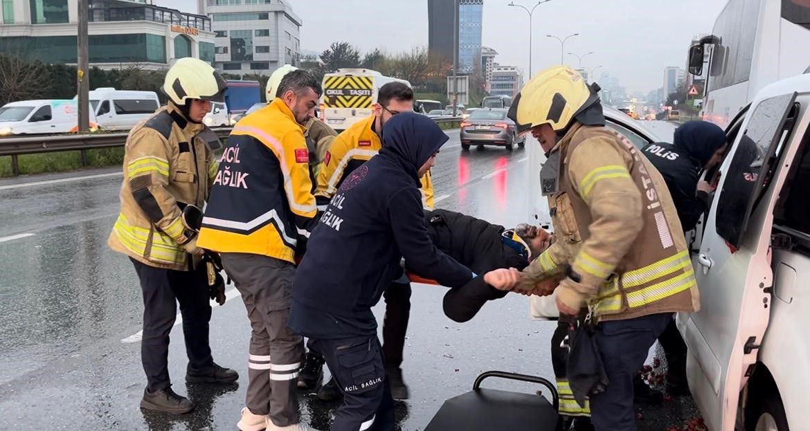 maltepede hafif ticari arac servis minibusune arkadan carpti 1 yarali 5 77NfcauZ