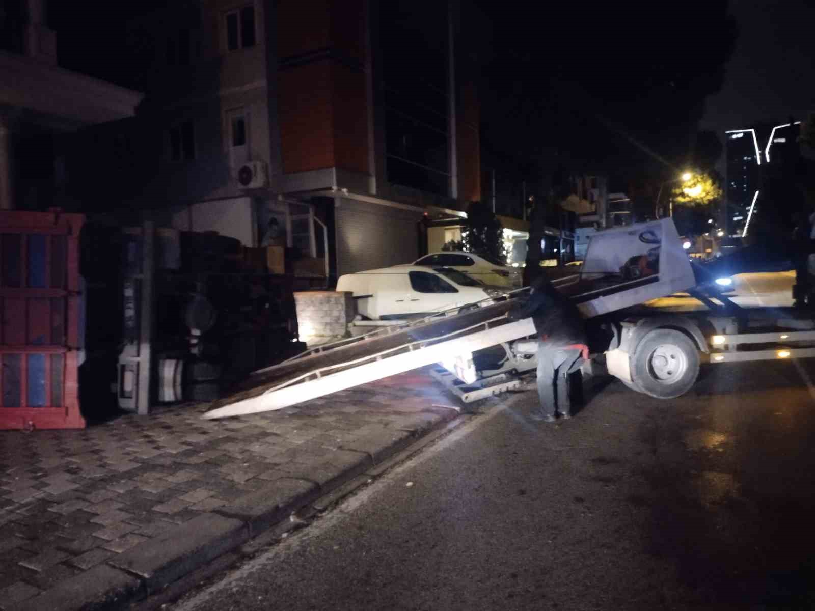 maltepede moloz yuklu kamyonet otomobilin uzerine devrildi 2 9ieRjPc5