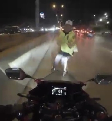 maltepede-motosikletin-carptigi-trafik-polisi-yaralandi-kaza-ani-kamerada-lCPfMigh.jpg
