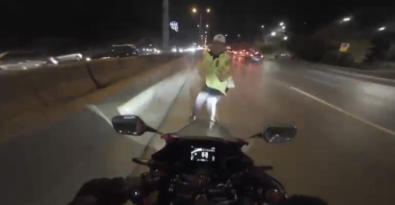 maltepede-motosikletin-carptigi-trafik-polisi-yaralandi-kaza-ani-kamerada-lCPfMigh.jpg