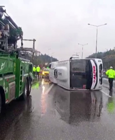 maltepede-servis-minibusu-devrildi-5-yarali-Zezp4a6q.jpg