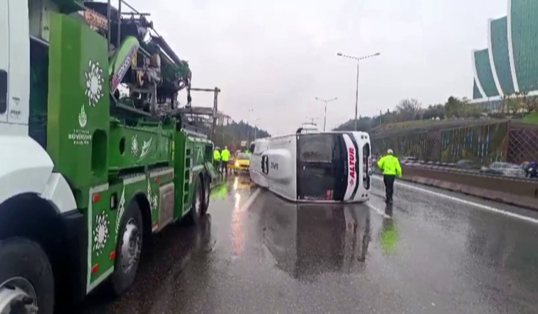 maltepede-servis-minibusu-devrildi-5-yarali-Zezp4a6q.jpg