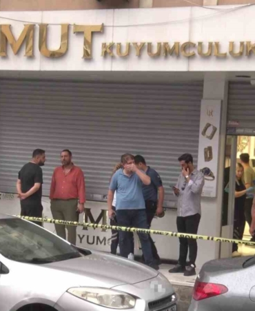 maltepede-silahli-kuyumcu-soygunu-supheliler-altinlarla-kacti-Pl4rcEH8.jpg