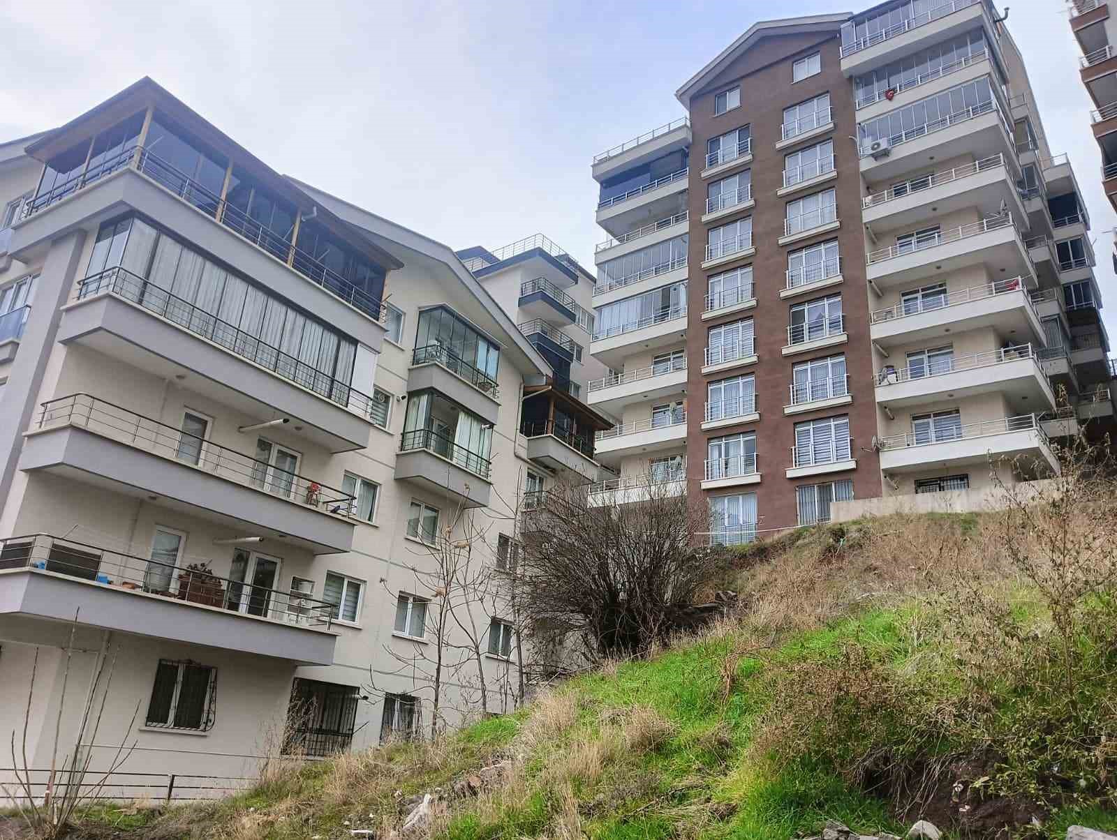 mamaktaki toprak kaymasi apartmanlarin yikilma riskini artirdi 1 FOuyX5qk