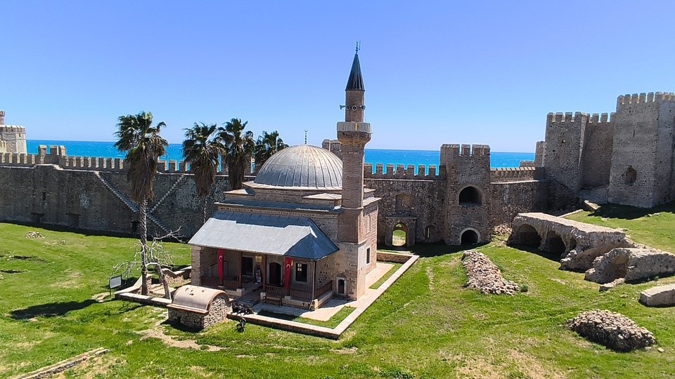 mamure kalesi camisinde 700 yildir ibadet suruyor 1 1nGwaL94