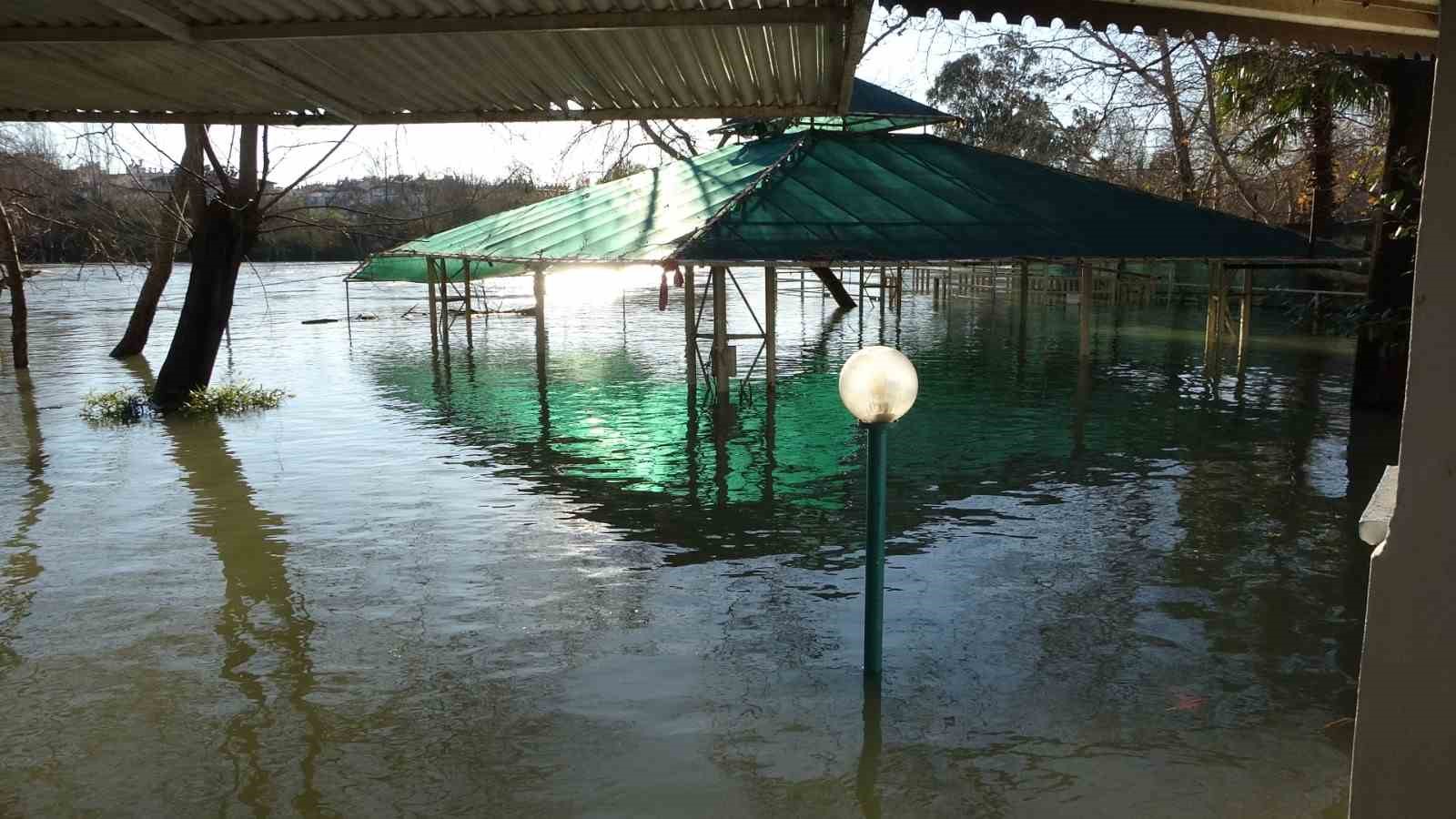 manavgat irmagi tasti kenarindaki isletmeler sular altinda kaldi 1