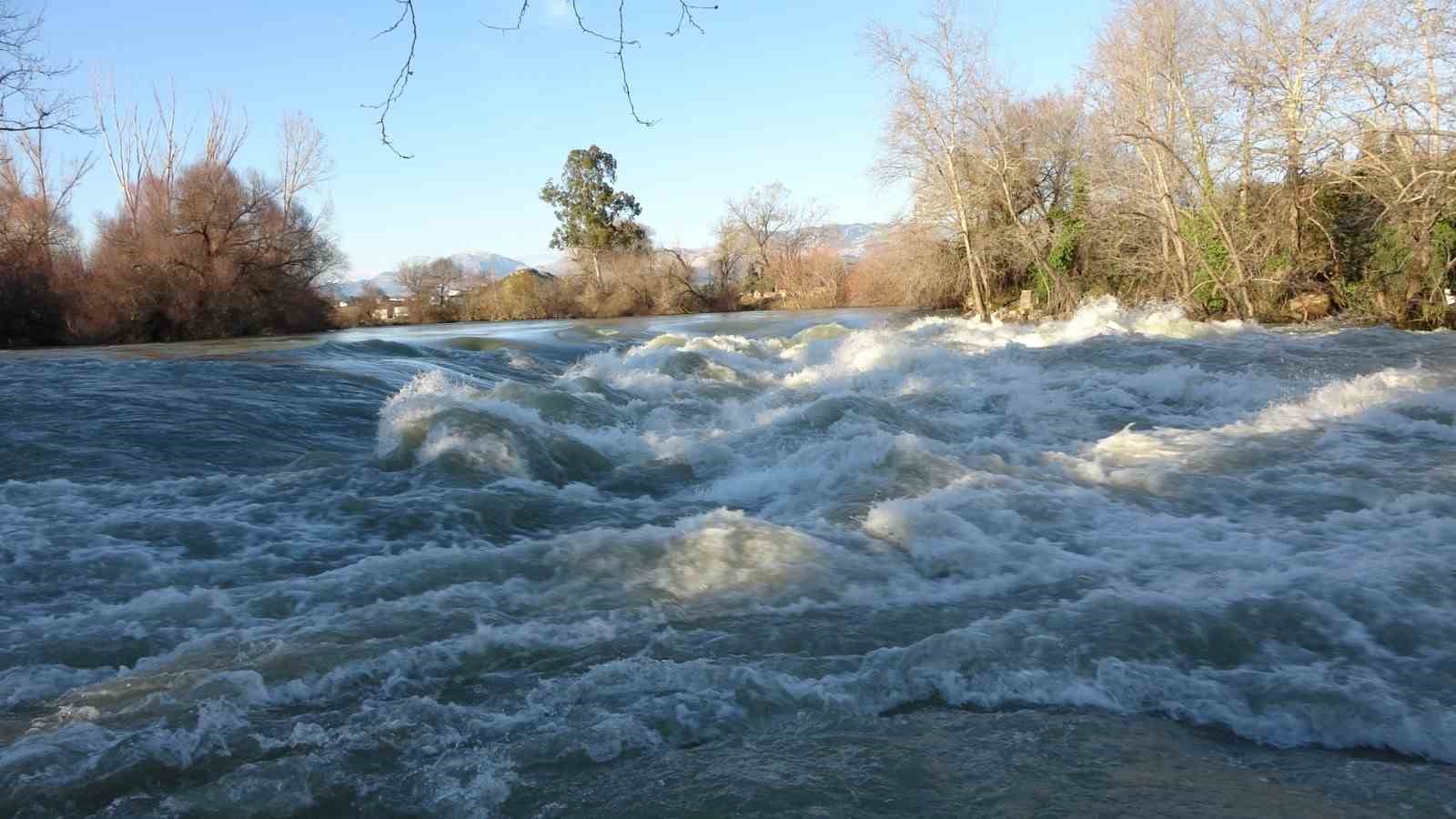 manavgat irmagi tasti kenarindaki isletmeler sular altinda kaldi 11 Bq1DKWAv