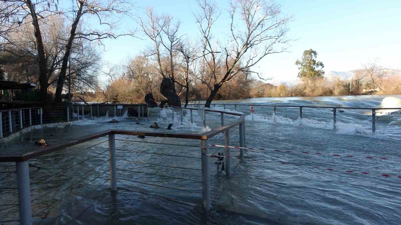 manavgat irmagi tasti kenarindaki isletmeler sular altinda kaldi 12 K2LLlzrO