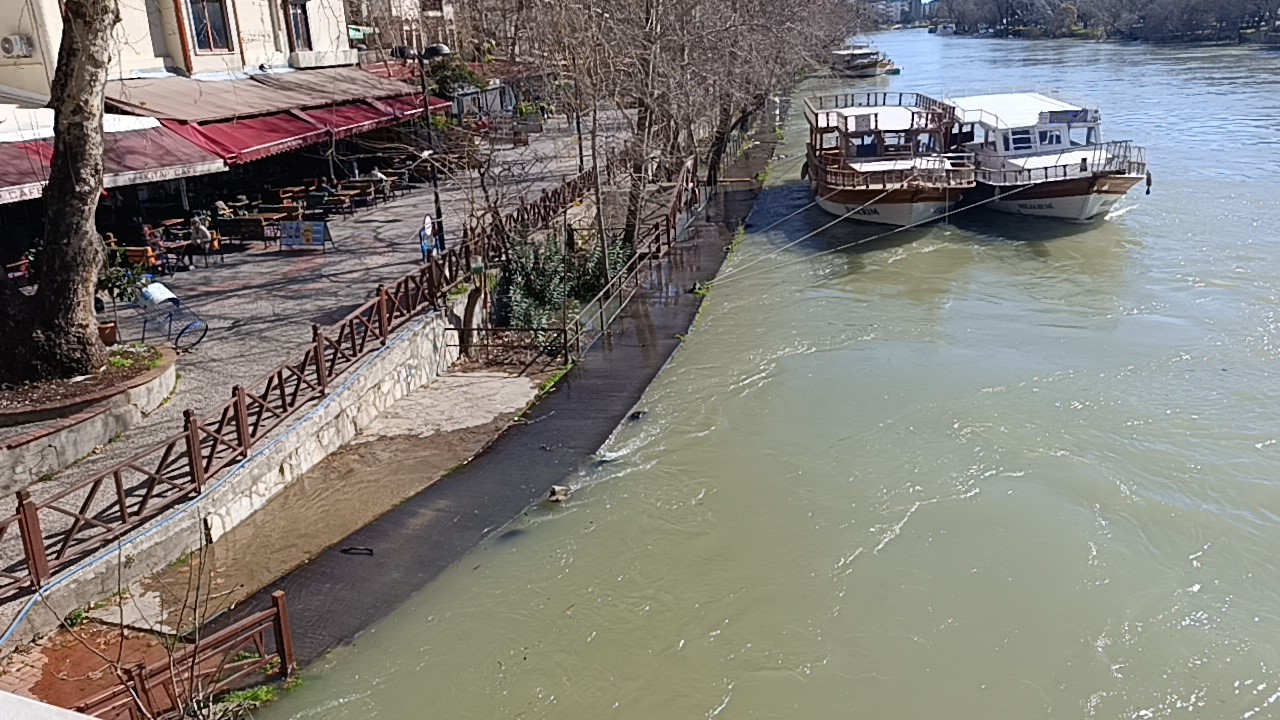 manavgat irmagi tasti kenarindaki isletmeler sular altinda kaldi 4 w22ynlKY