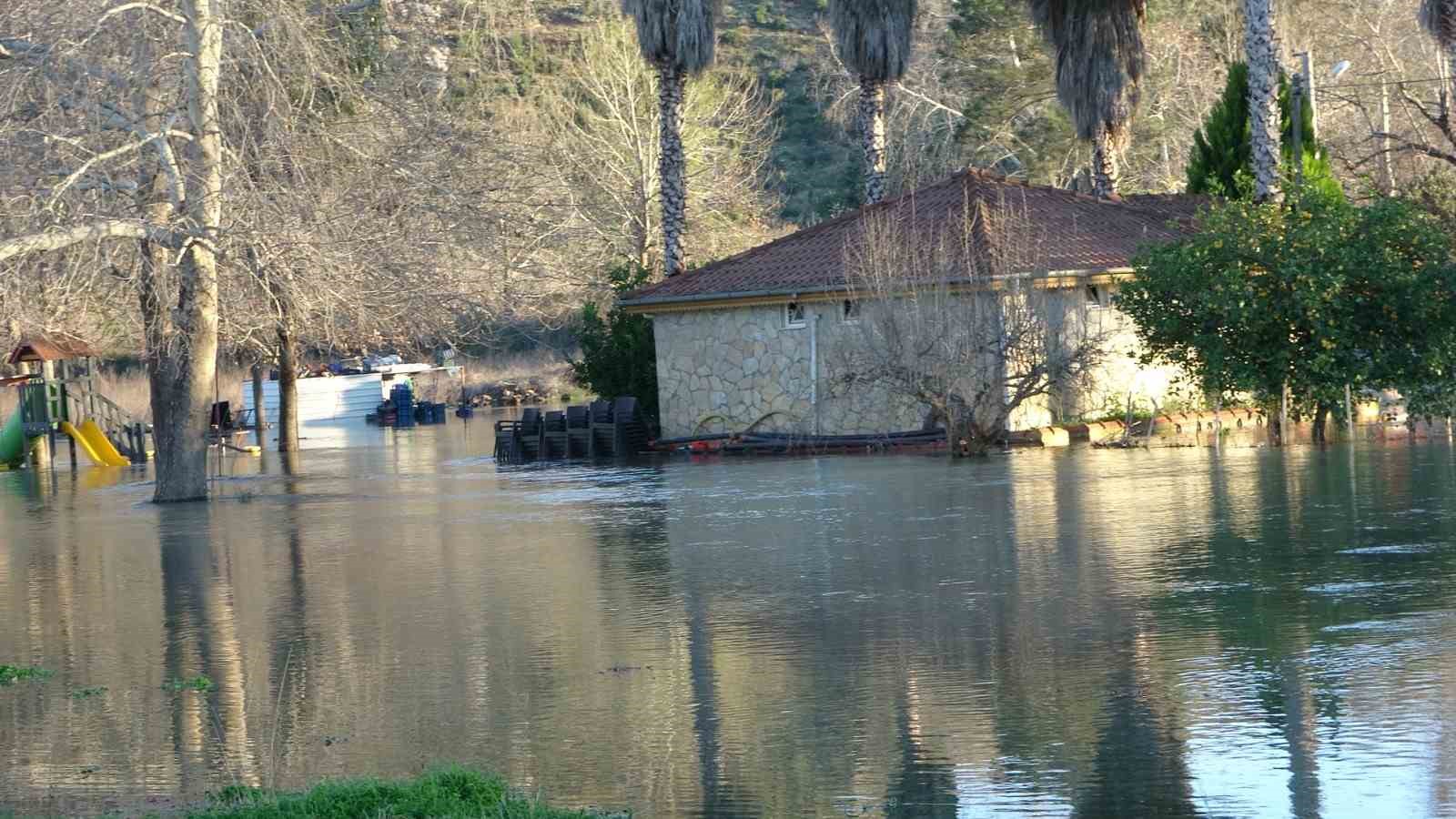 manavgat irmagi tasti kenarindaki isletmeler sular altinda kaldi 5 uQjG2P1F