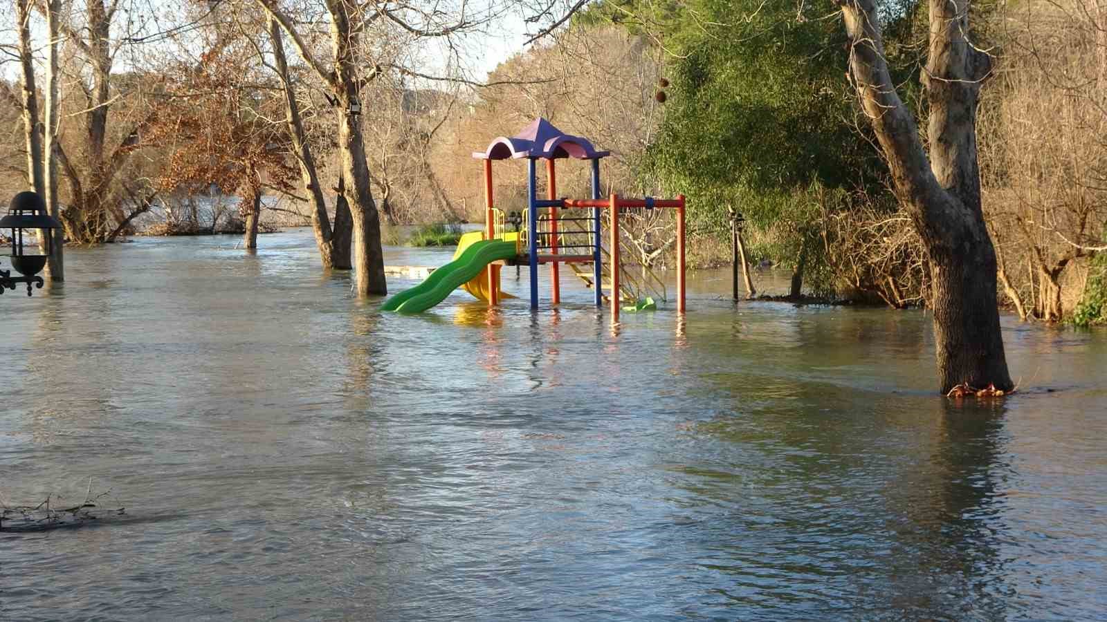 manavgat irmagi tasti kenarindaki isletmeler sular altinda kaldi 6 VAa3v8Ij