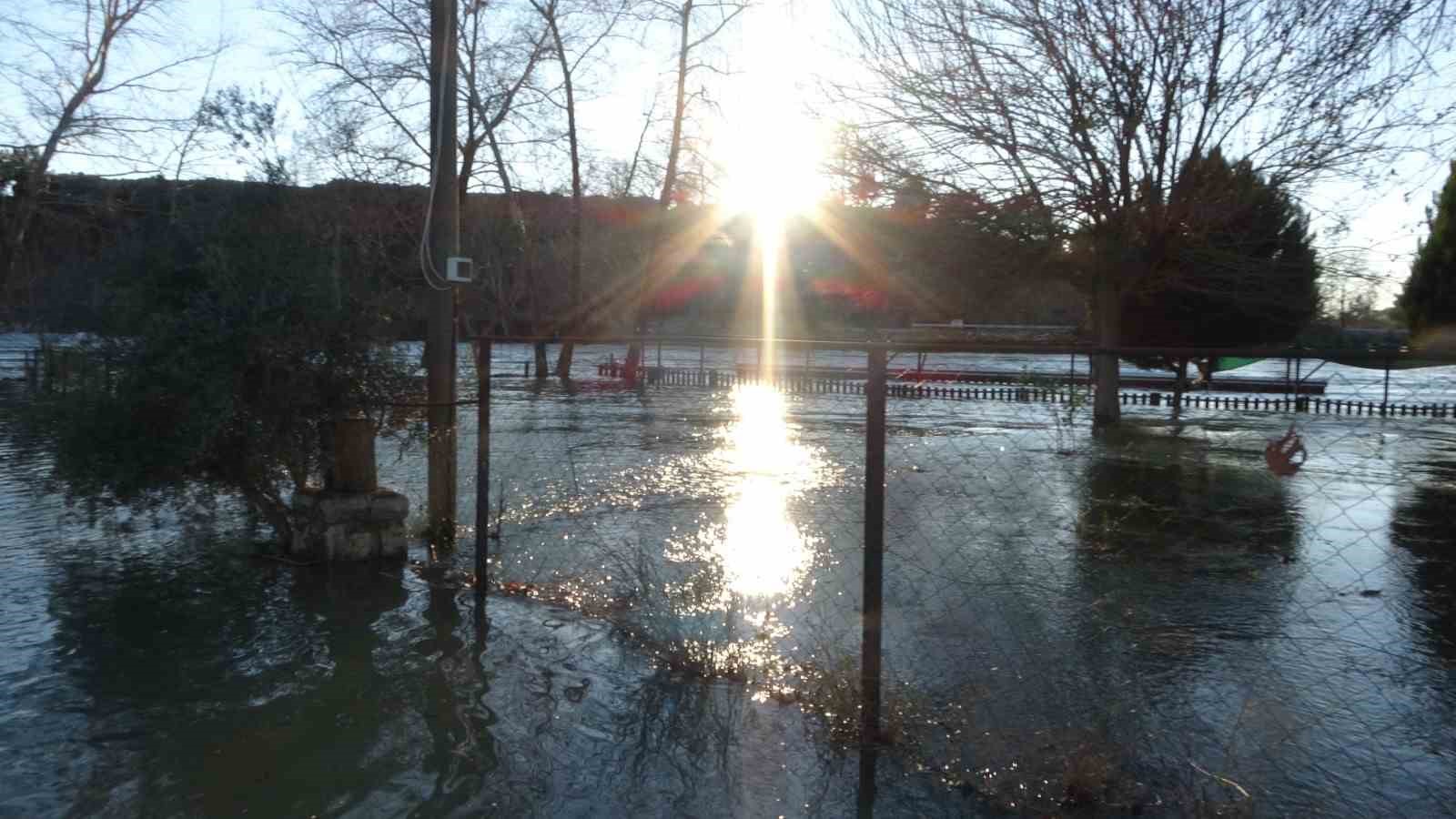 manavgat irmagi tasti kenarindaki isletmeler sular altinda kaldi 7 bRhIGVib