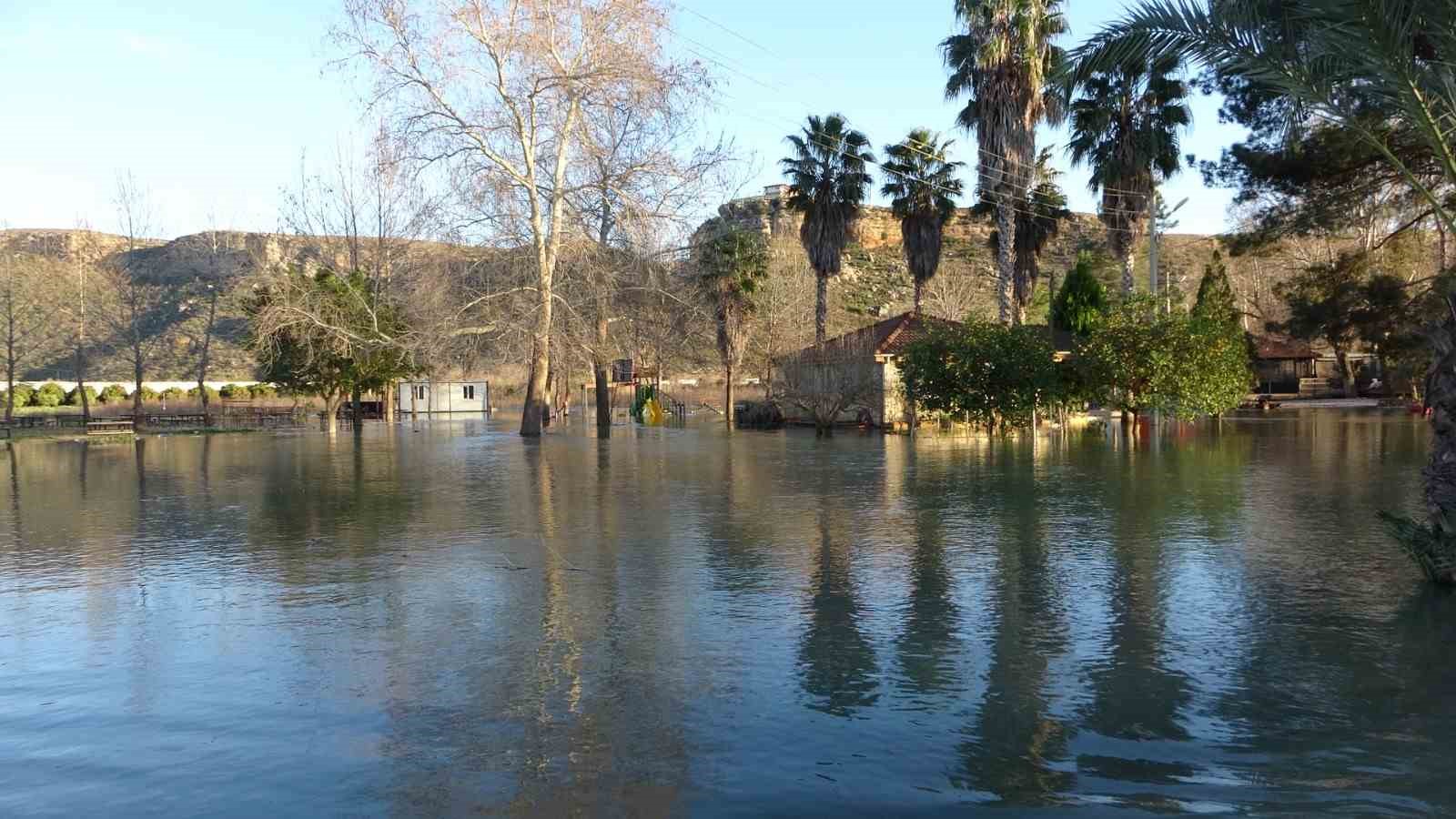 manavgat irmagi tasti kenarindaki isletmeler sular altinda kaldi 8 BlJI8a7s