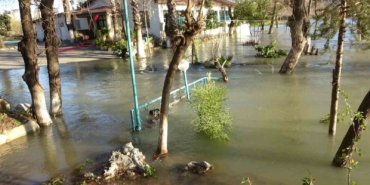manavgat-irmagi-tasti-kenarindaki-isletmeler-sular-altinda-kaldi-kBCgNbJi.jpg