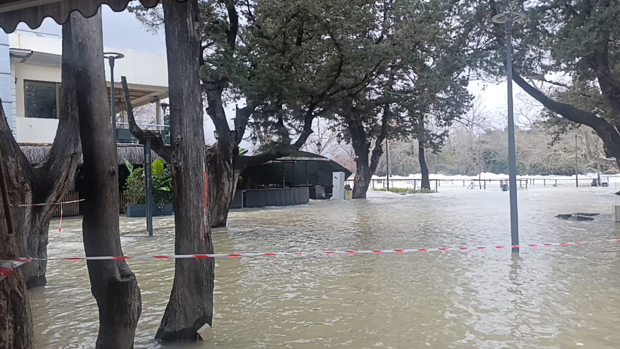 manavgat irmaginda su debisi yukseldi isletmeleri su basti 1 f1tVBw9B