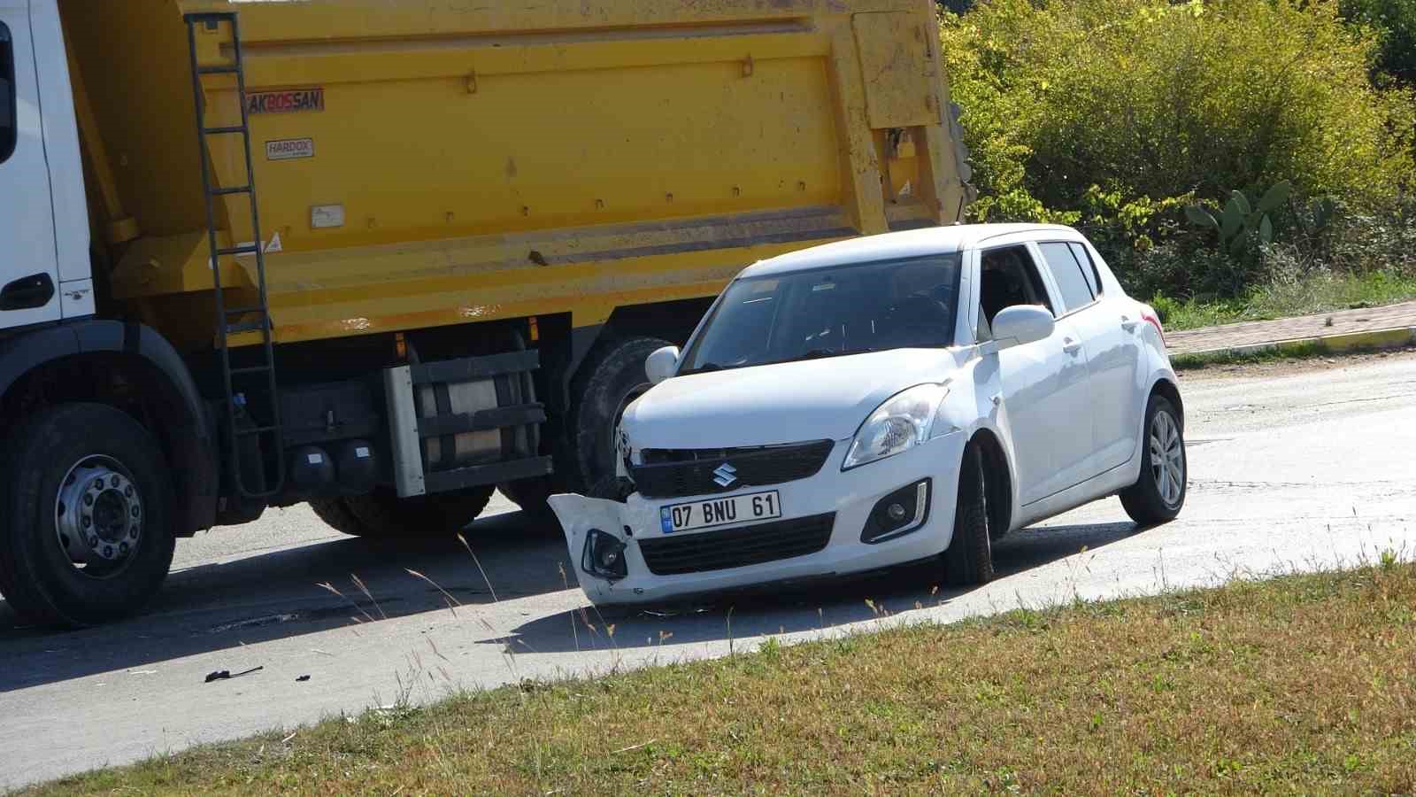 Manavgat’ta iki otomobilin kavşakta çarpışması kameraya yansıdı 5 manavgatta iki otomobilin kavsakta carpismasi kameraya yansidi 1 1TFrAAE3