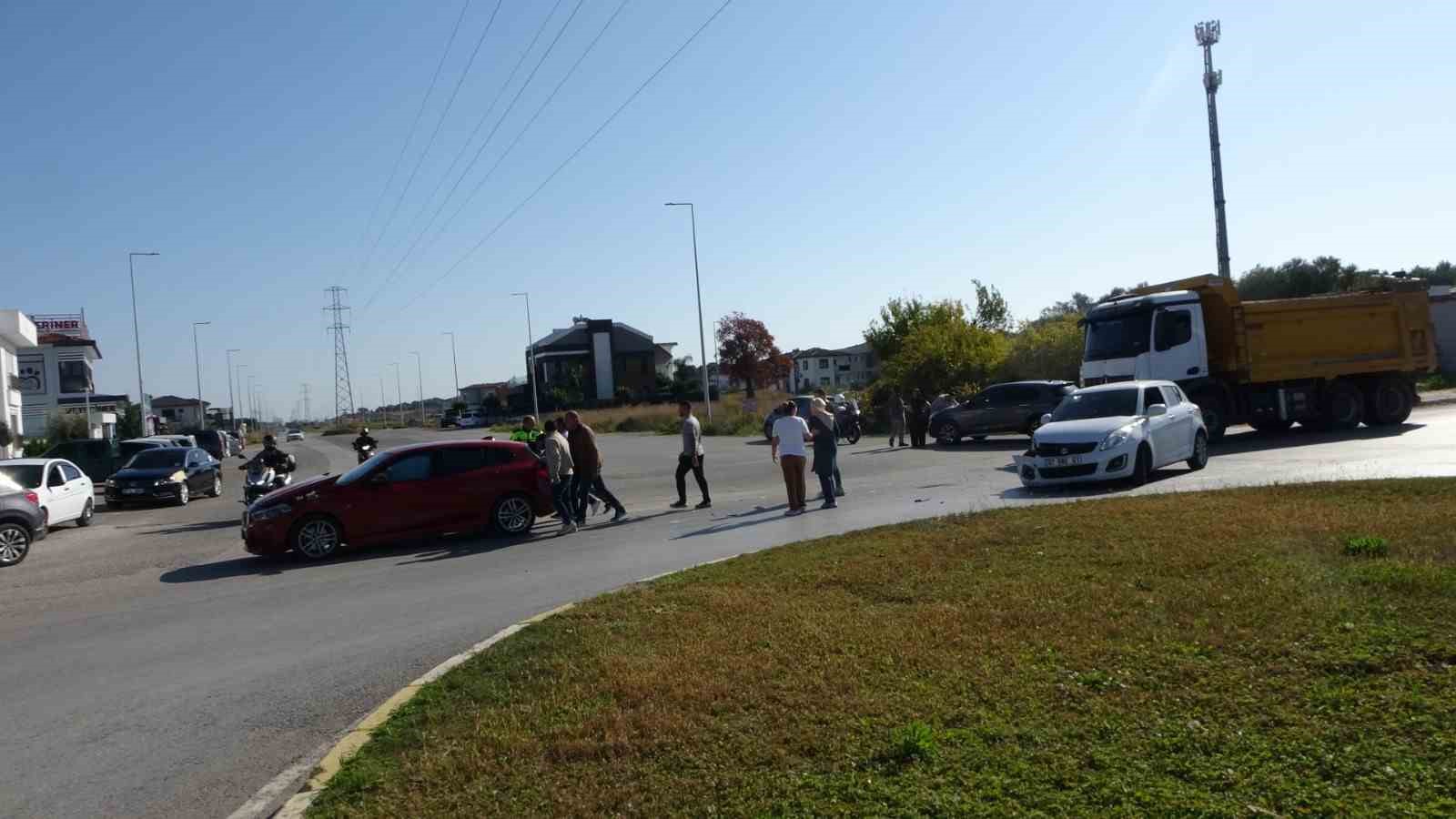 Manavgat’ta iki otomobilin kavşakta çarpışması kameraya yansıdı 6 manavgatta iki otomobilin kavsakta carpismasi kameraya yansidi 2 gSSPjWET