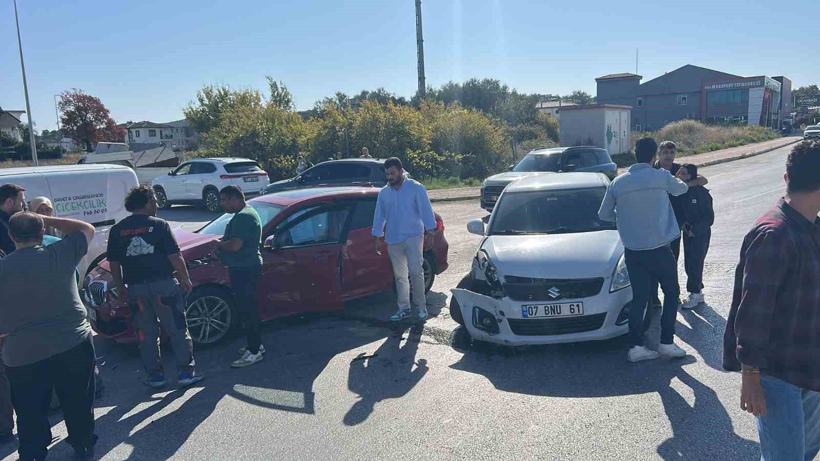 Manavgat’ta iki otomobilin kavşakta çarpışması kameraya yansıdı 7 manavgatta iki otomobilin kavsakta carpismasi kameraya yansidi 3 LglSuKCr