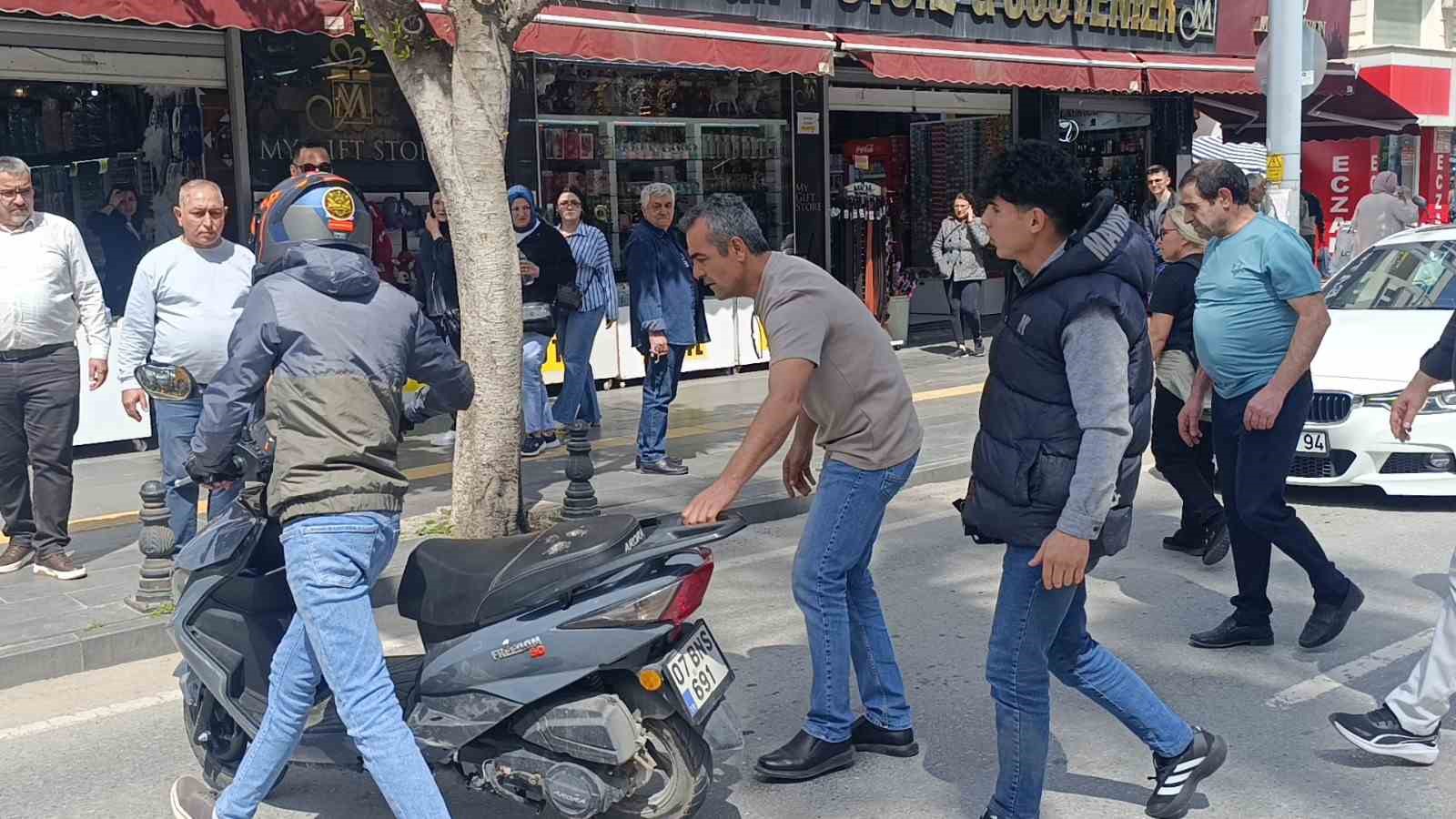 manavgatta korkutan kazada surucu kask sayesinde hayatta kaldi 1 LJt9fIYL