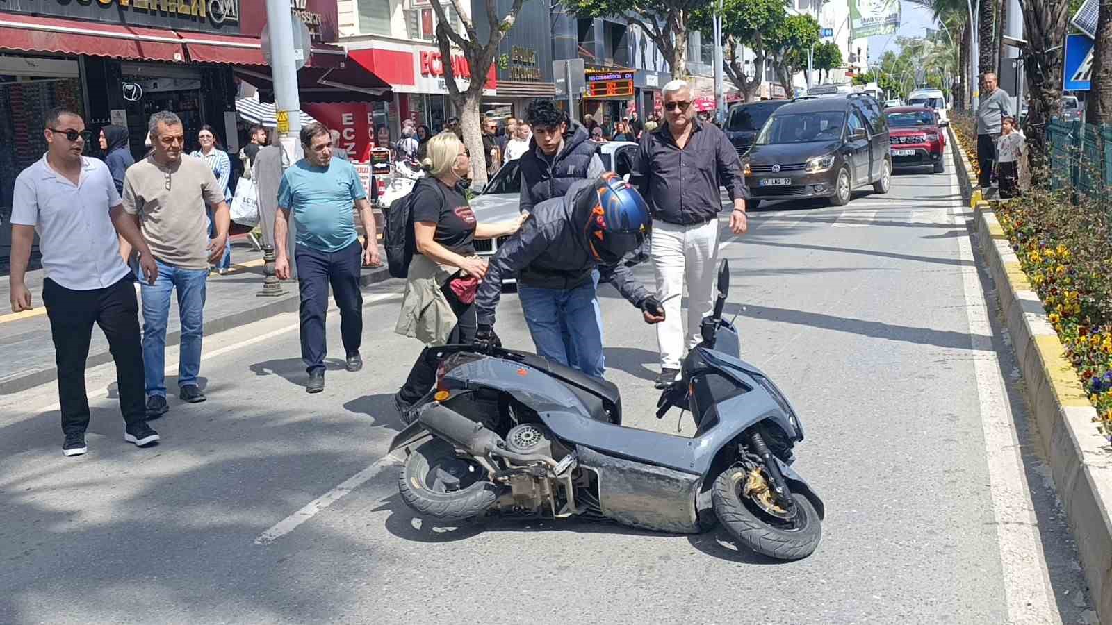 manavgatta korkutan kazada surucu kask sayesinde hayatta kaldi 3 Vg22X3OP