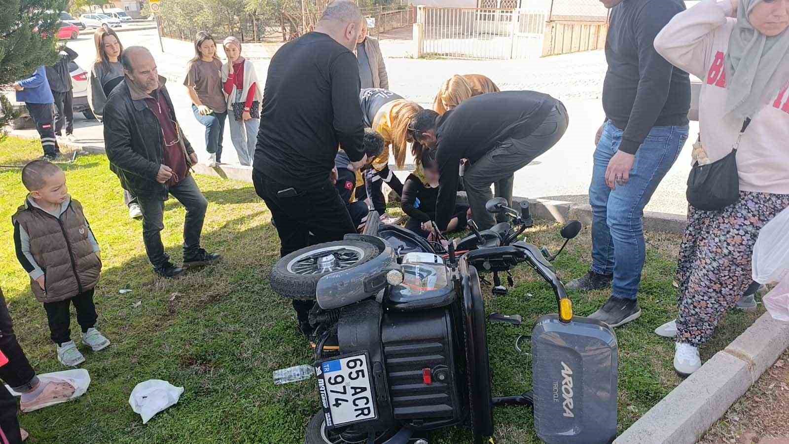manavgatta motorlu bisiklet takla atti 1i agir 2 yarali 2 h1wkHQFO
