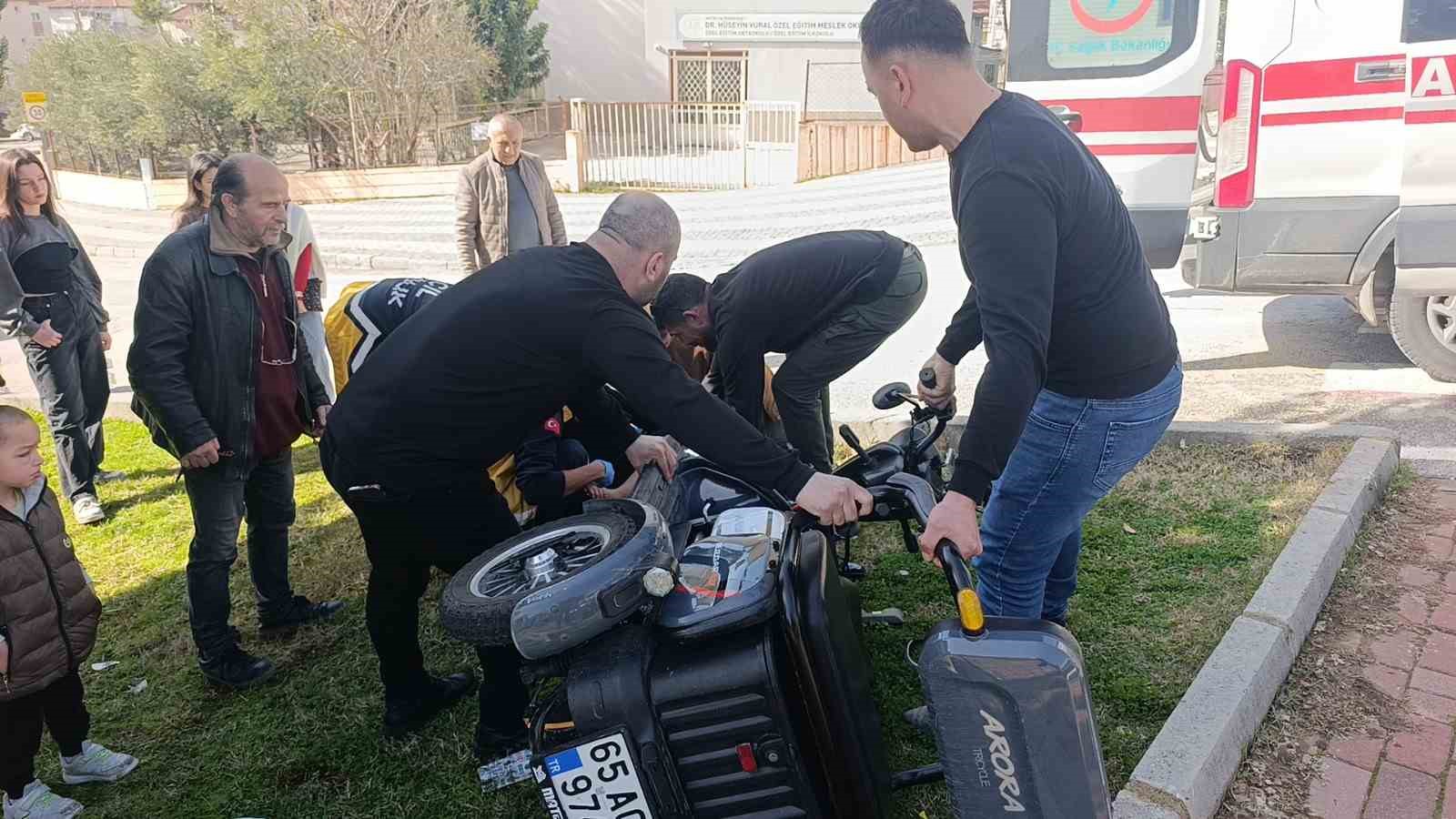 manavgatta motorlu bisiklet takla atti 1i agir 2 yarali 3 NQyFULj4