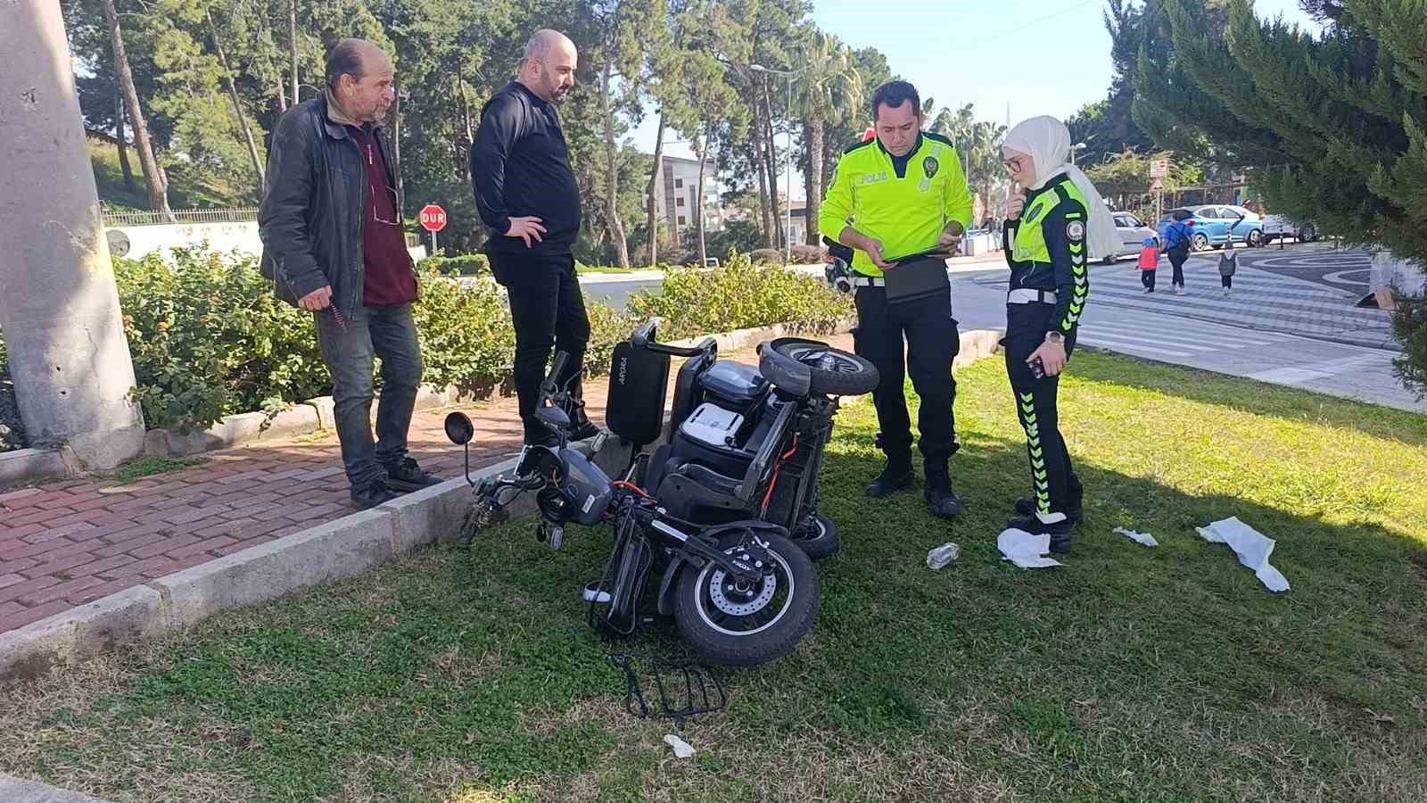 manavgatta motorlu bisiklet takla atti 1i agir 2 yarali 5 q6ZFuZXG