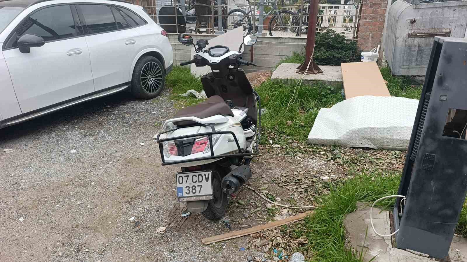 manavgatta motosiklet devrildi 1 yarali 2 sFy5ym3l