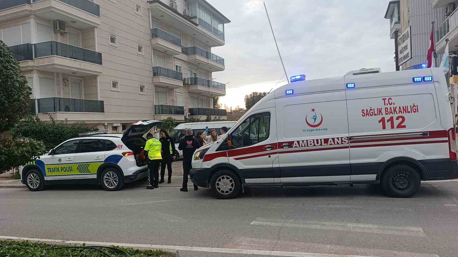 manavgatta motosiklet devrildi 1 yarali 3 jCc4l6tw