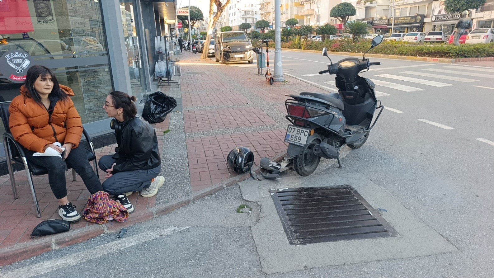 manavgatta otomobille carpisan motosiklet surucusu yaralandi 1