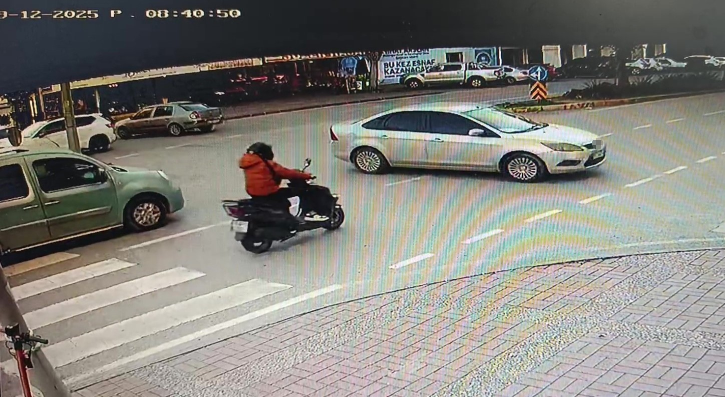 manavgatta otomobille carpisan motosiklet surucusu yaralandi 2 qg45DL48