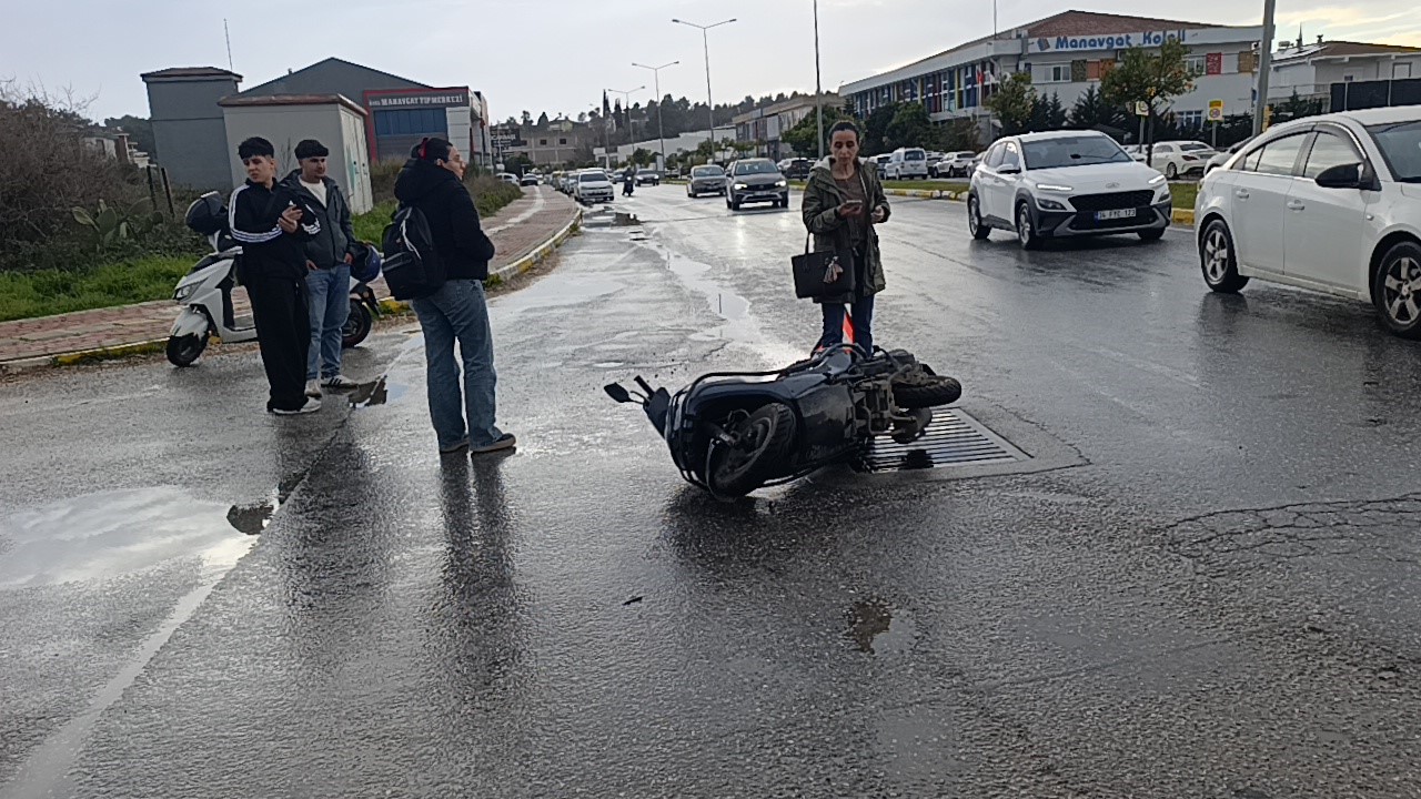 manavgatta otomobille carpisan motosikletli yaralandi 0 ZcqRJuGZ